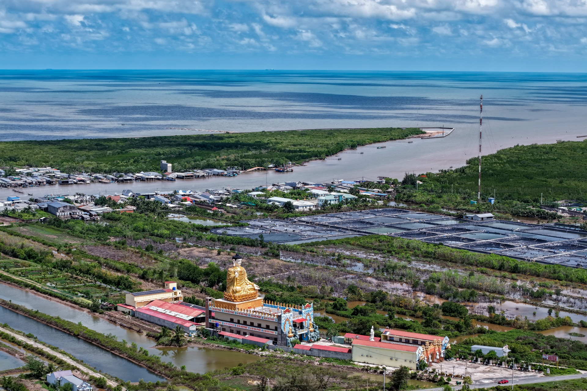 Mẹ đòi chia 12.350m2 đất, các con nói là tài sản riêng của người cha đã qua đời