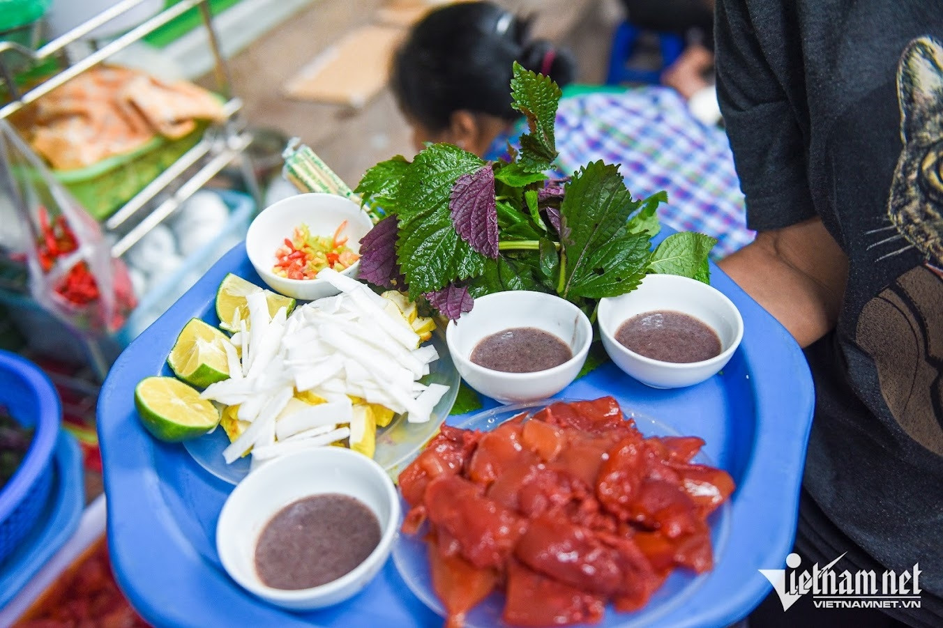 Món ăn 'hạ hỏa' ngày nắng nóng ở Hà Nội, hương vị gây tranh cãi vẫn hút khách