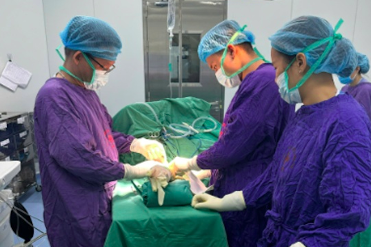 Nam thanh niên 19 tuổi cấp cứu, gãy xương nhiều mảnh rời từ vật tay