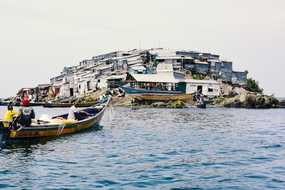 Ngôi làng nhỏ hơn sân bóng đá, gần 1.800 người chen chúc mưu sinh