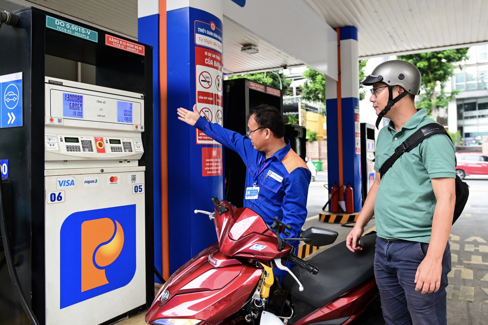 Nhập khẩu xăng dầu tháng 3 tăng đột biến, Bộ Công Thương báo tin vui mới