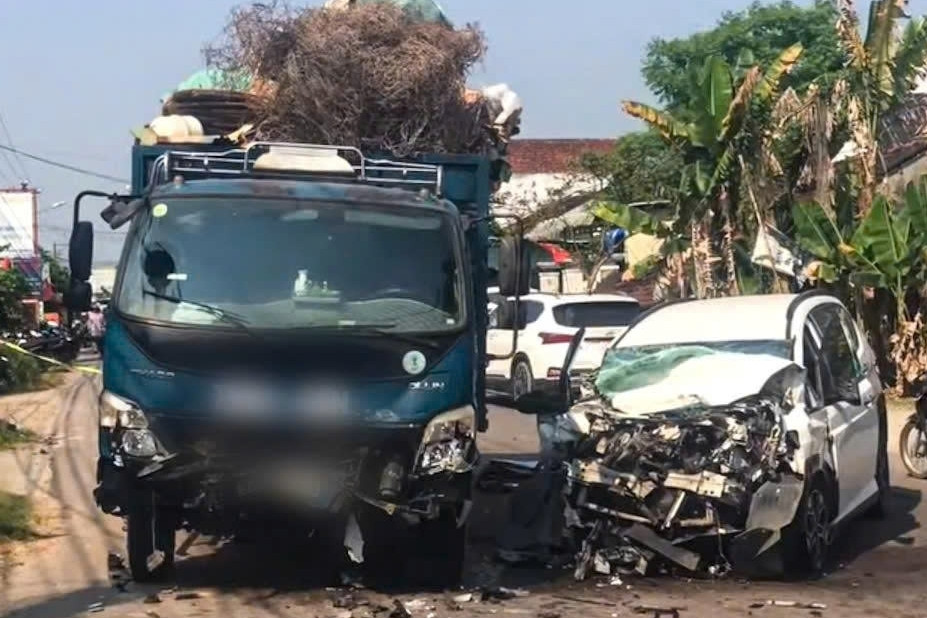 Ô tô con biến dạng sau va chạm với xe tải, một phụ nữ tử vong