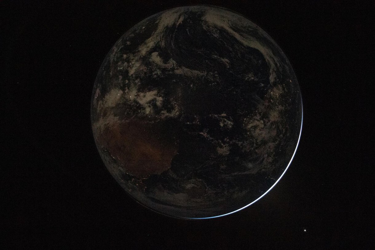 Phi hành gia Artemis II gửi về ảnh Trái Đất chụp bằng iPhone 'đẹp đến nghẹt thở'