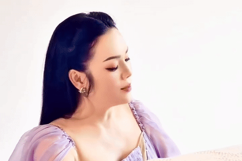 Phó giáo sư Tân Nhàn gợi cảm chơi đàn, ca sĩ Hòa Minzy ngày càng nhuận sắc