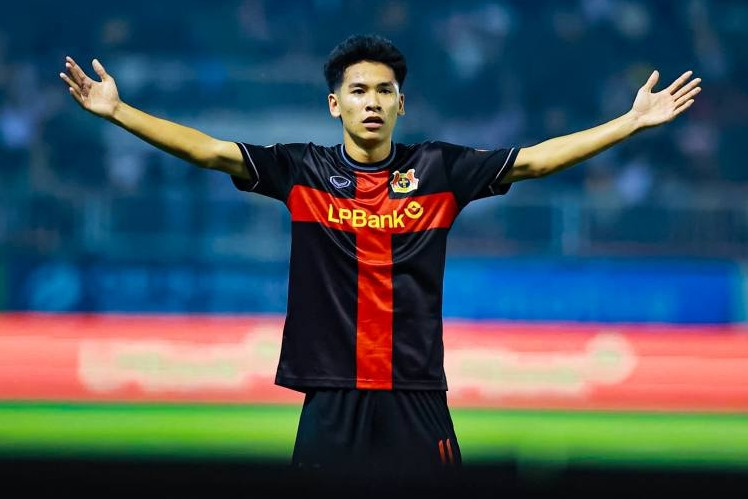 Sao U23 Việt Nam ghi tuyệt phẩm giúp Ninh Bình thắng ngược HAGL