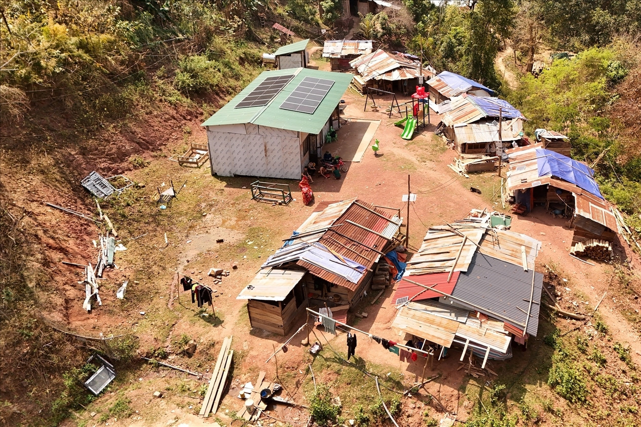 Sống qua ngày trong chòi tạm, người vùng lũ Nghệ An khắc khoải chờ an cư
