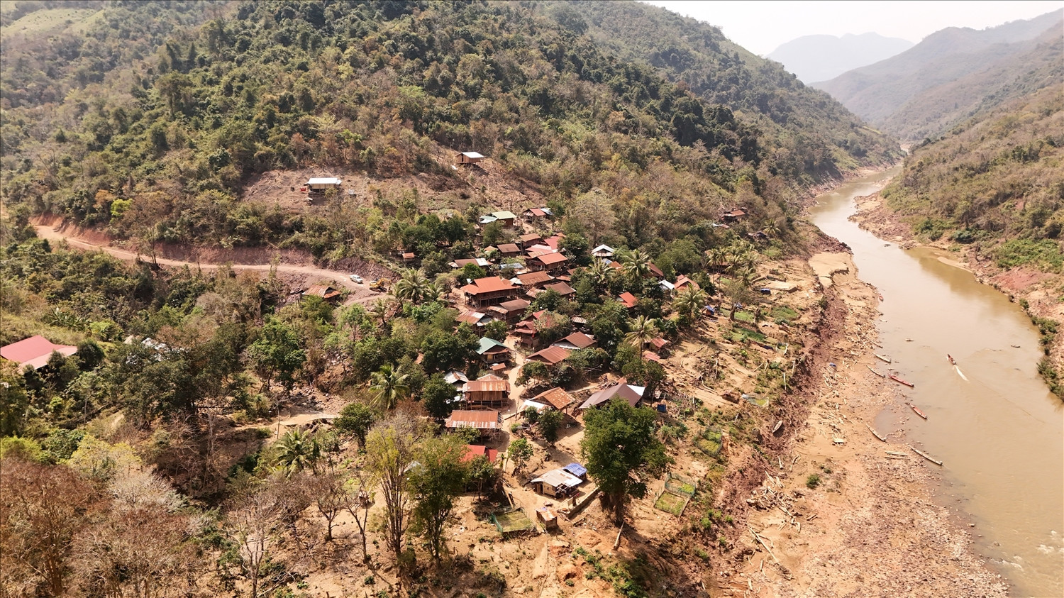 Hàng chục hộ dân ở bản Cha Nga vẫn đang từng ngày ngóng chờ để được an cư.