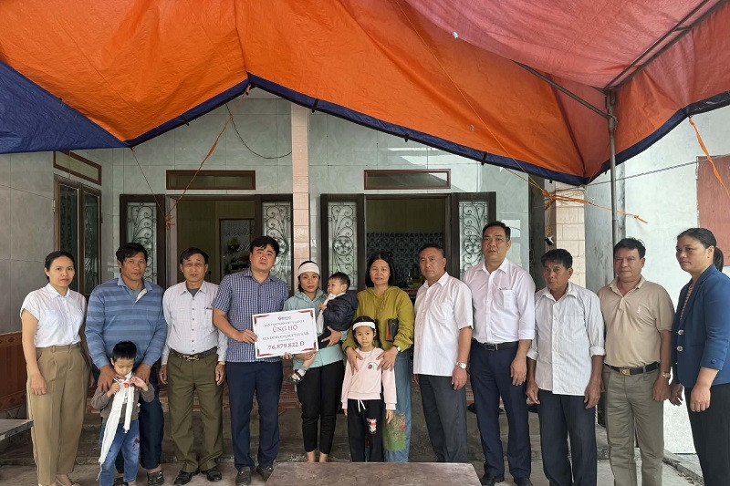 Trao hơn 76 triệu đồng đến 3 đứa trẻ mồ côi cha những ngày cận Tết