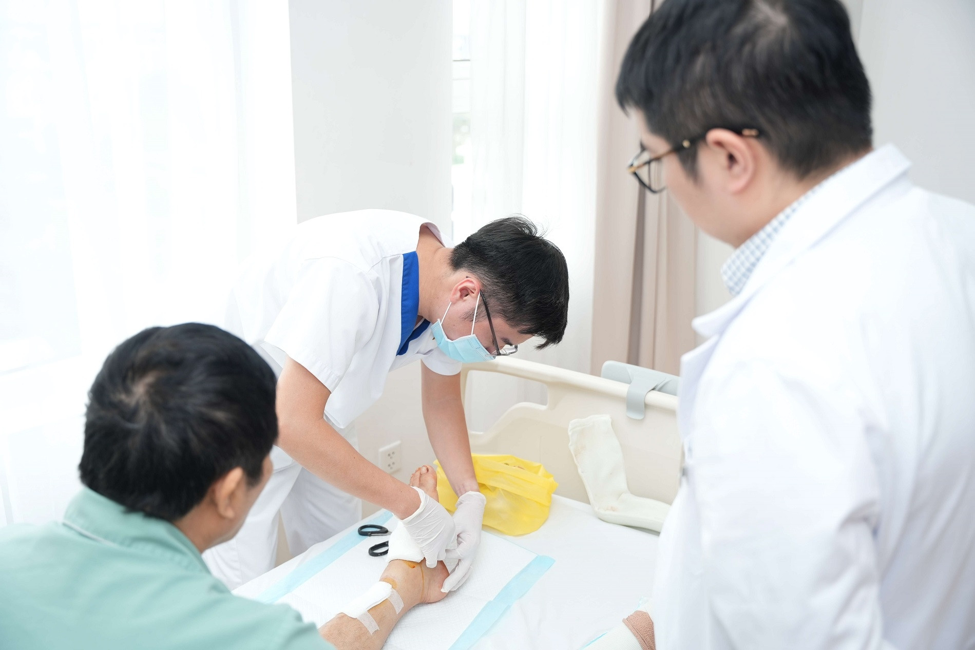 Vinmec Hải Phòng phẫu thuật xuyên đêm cứu bệnh nhân bị cưa máy văng vào người