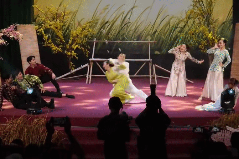 Vụ cháu gái NSƯT Vũ Linh ngả ngớn phản cảm: Không thể bất chấp lên sân khấu!