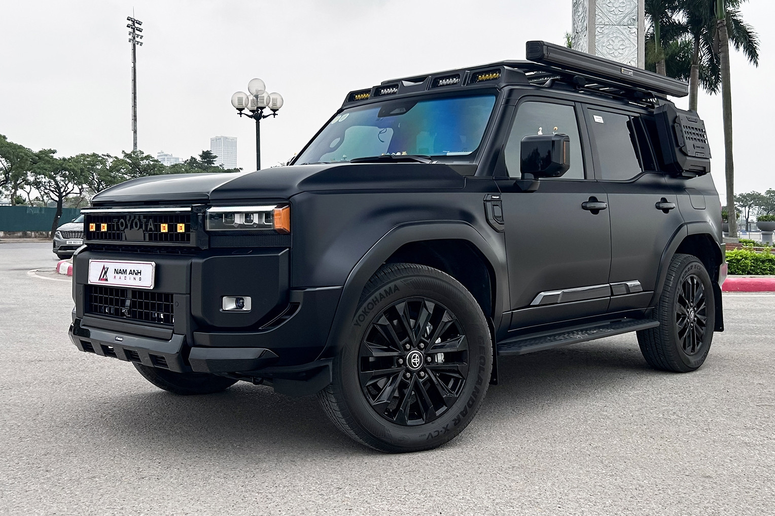 Vừa mua Land Cruiser Prado gần 4 tỷ, chủ xe chi 200 triệu độ thành xe camping