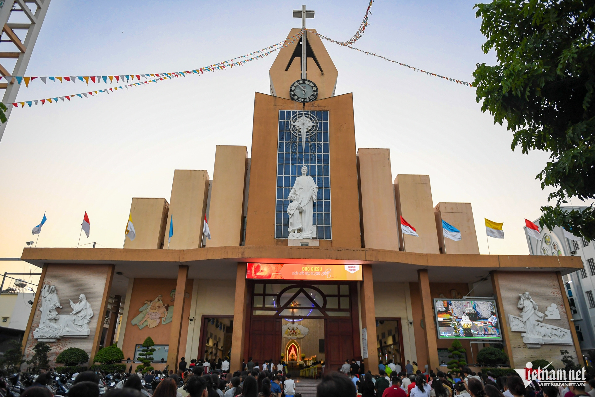 W-lễ phục sinh Nguyễn Huế 15.jpg