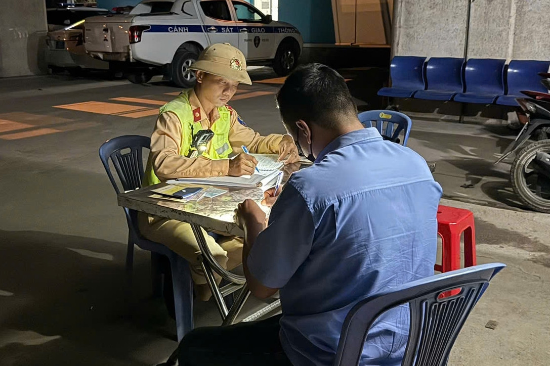  Xe cấp cứu 'mất quyền ưu tiên', nam tài xế trần tình lý do 