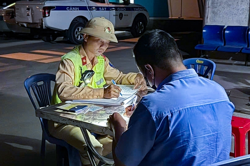 Xe cấp cứu 'mất quyền ưu tiên', nam tài xế trần tình lý do