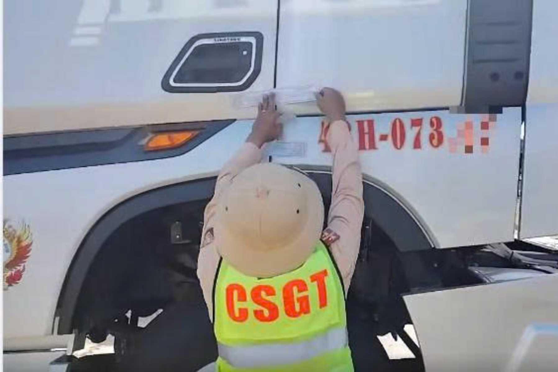 Xe đầu kéo ‘3 không’ ngang nhiên chạy trên cao tốc, CSGT niêm phong 7 ngày