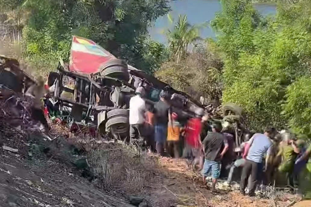 Xe khách lao xuống vực ở Mũi Né, ít nhất 4 người tử vong