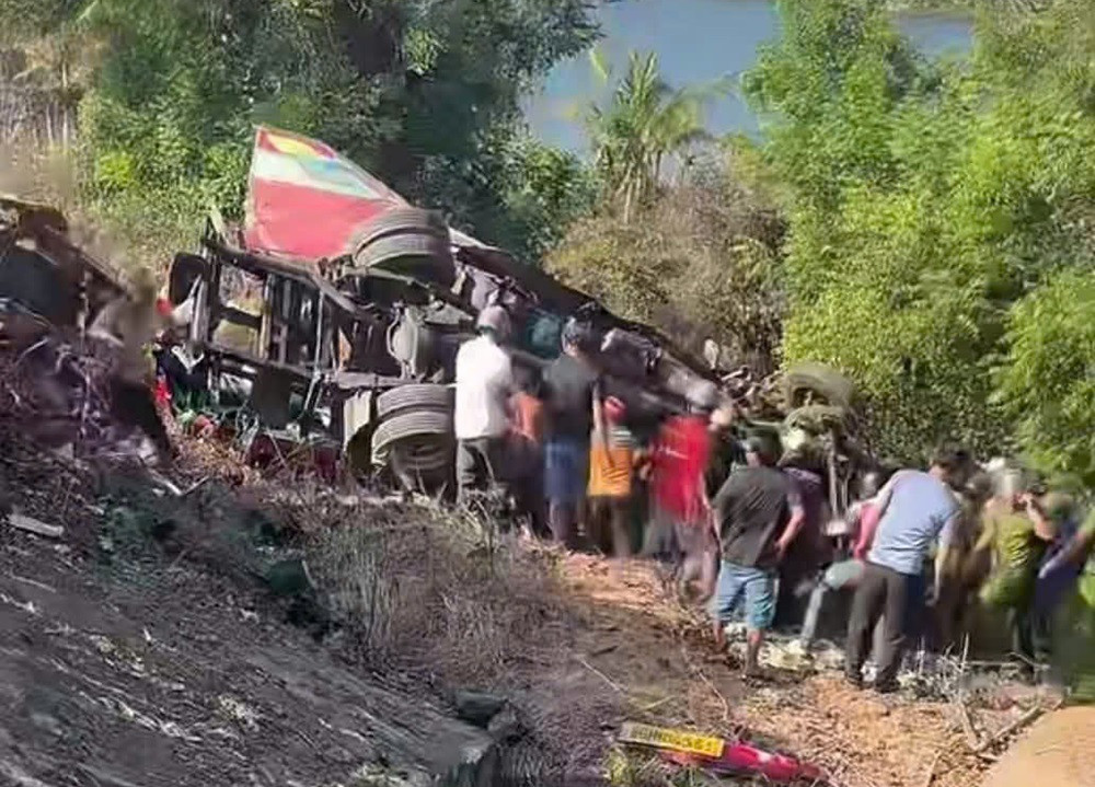 Xe khách lao xuống vực trên đường Mũi Né   Bàu Trắng, ít nhất 3 người tử vong..jpg