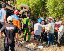 Xe khách lao xuống vực trên đường Mũi Né Bàu Trắng, ít nhất 3 người tử vong.1.jpg