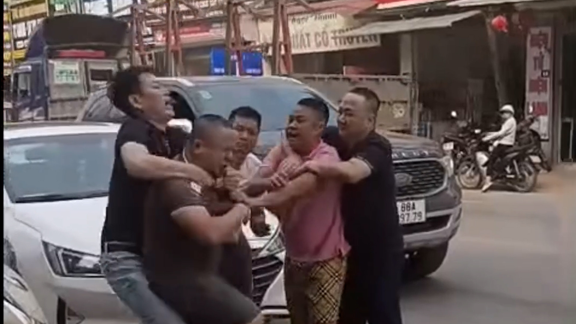 xo xat tam hong.00_00_08_13.Still002.jpg