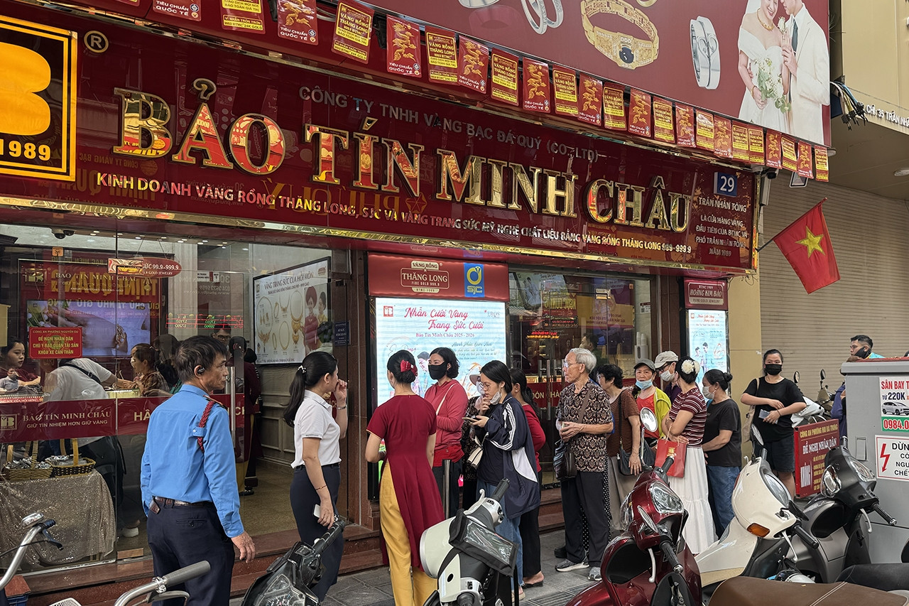 Bảo Tín Minh Châu sau tin khởi tố: Cảnh tượng sáng 7/4 khiến nhiều người chú ý