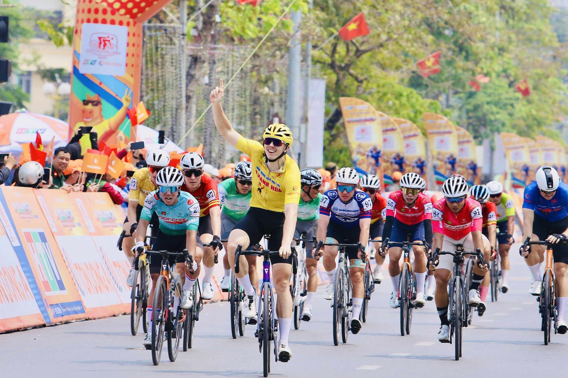 Áo cam gặp sự cố ở chặng 5 giải xe đạp Cúp truyền hình TP.HCM