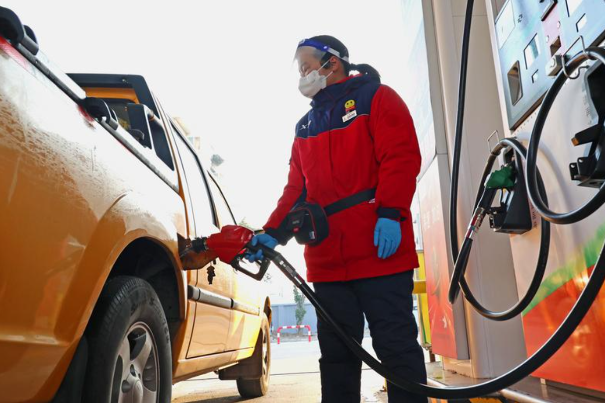 Các nước ứng phó giá xăng dầu tăng: Nửa công chức làm việc tại nhà, cho nghỉ học sớm