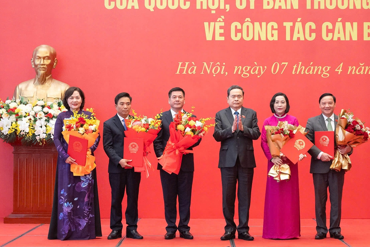 Chủ tịch Quốc hội Trần Thanh Mẫn trao các nghị quyết về công tác cán bộ