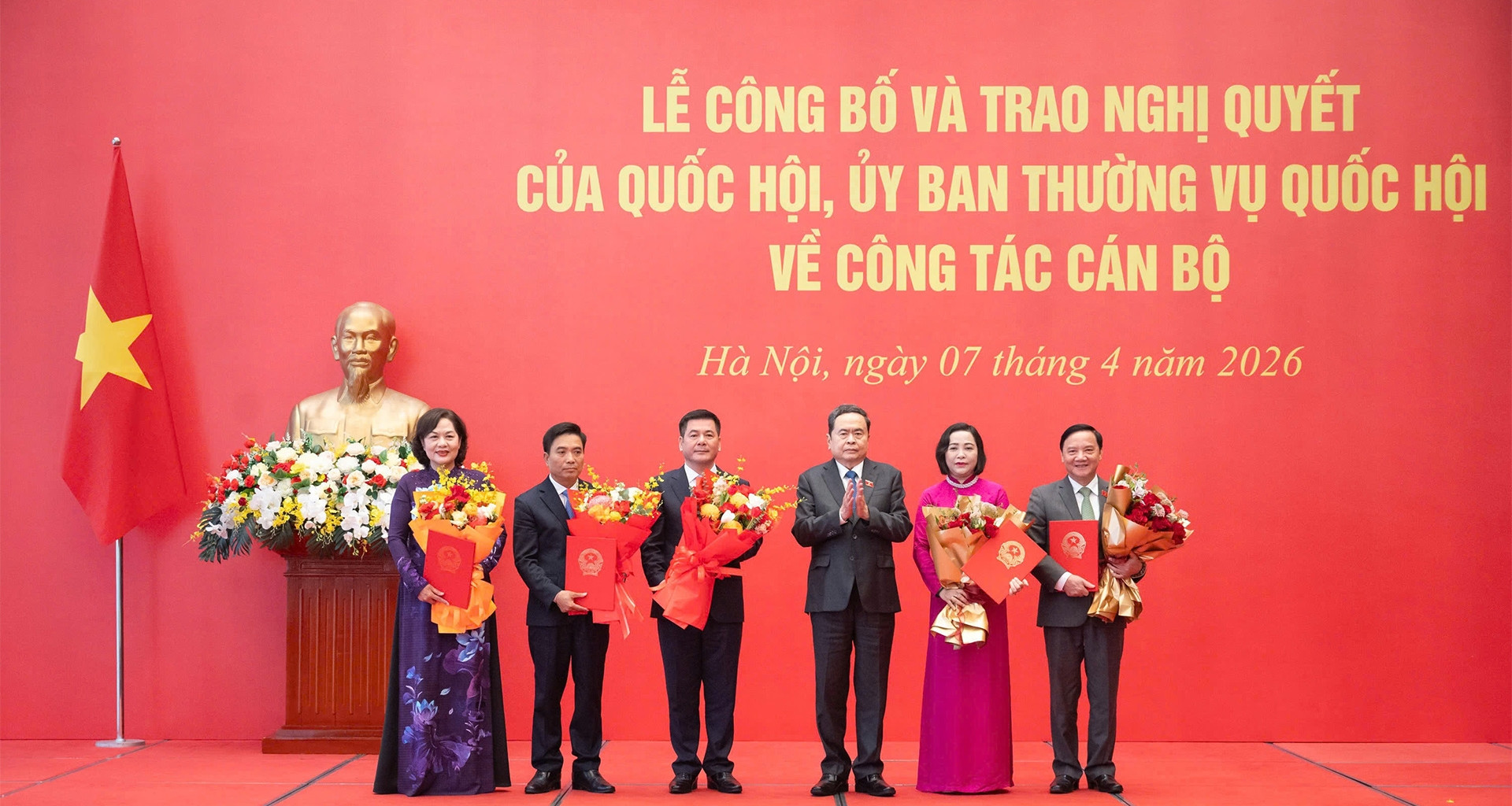 Chủ tịch Quốc hội Trần Thanh Mẫn trao các Nghị quyết về công tác cán bộ