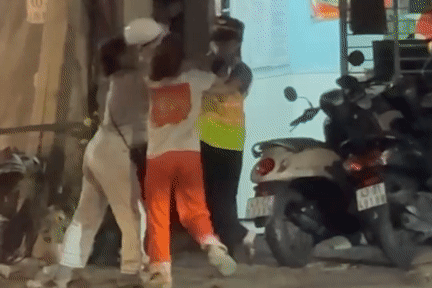 Cố vượt rào chắn, người phụ nữ còn quay lại hành hung nhân viên đường sắt