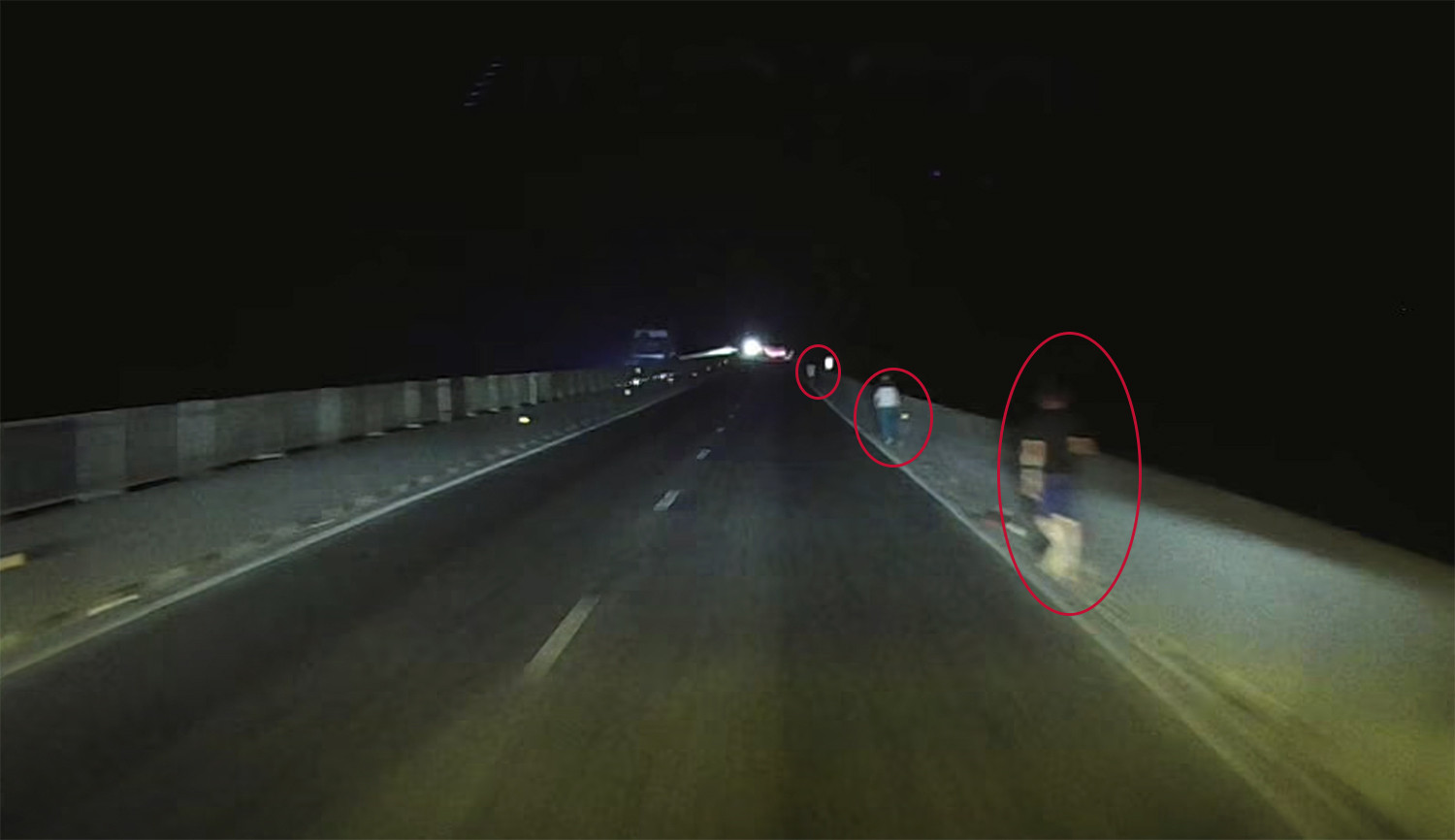 đi bộ trên cao tốc.jpg