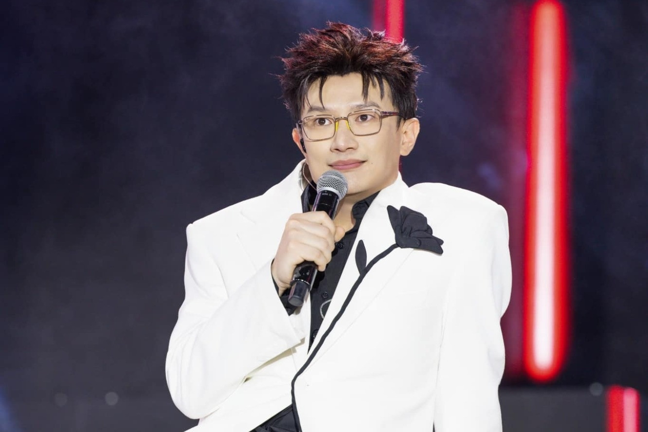 Dược sĩ, hiện tượng mạng đi hát và làm trò lố: SOS!