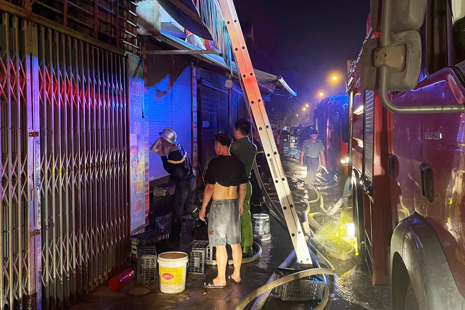 Hà Nội: Cháy nhà có 2 người mắc kẹt bên trong lúc rạng sáng