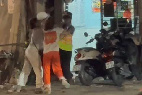 Hai nhân viên đường sắt kể phút bị người phụ nữ vượt rào chắn hành hung, phải nhập viện