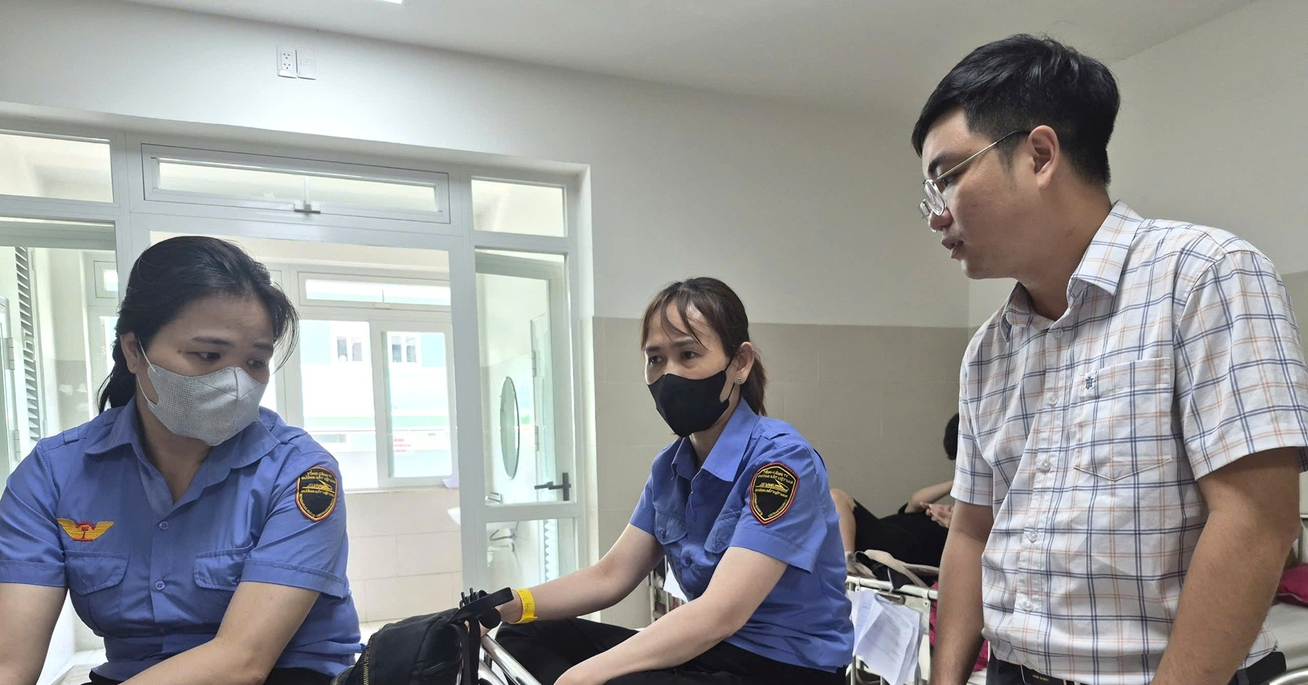 Hai nhân viên đường sắt kể phút bị người phụ nữ vượt rào chắn hành hung, phải nhập viện