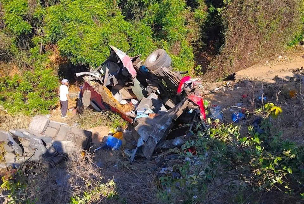 Hiện trường xe khách lao xuống vực khiến 4 người chết, 12 người bị thương.6.jpg