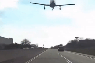 Máy bay hạ cánh khẩn cấp trên phố đông đúc, luồn lách giữa các làn xe