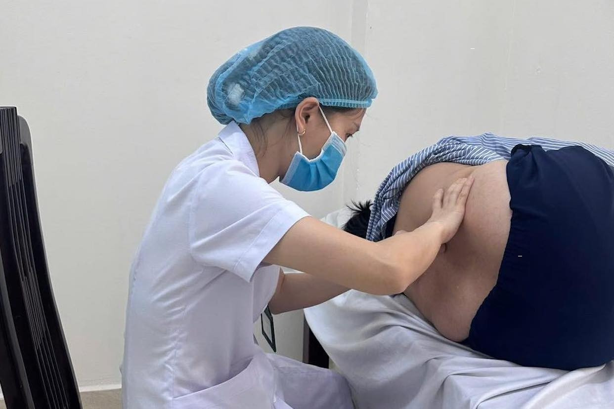 Mới 35 tuổi đã không thể đứng thẳng vì căn bệnh ngày càng trẻ hóa