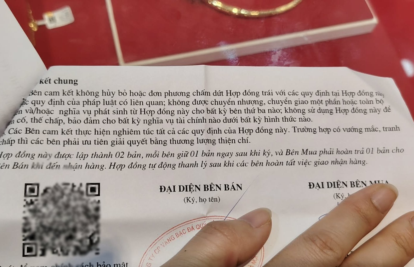 Khách mua vàng đang 'cầm dao đằng lưỡi' vẫn ham