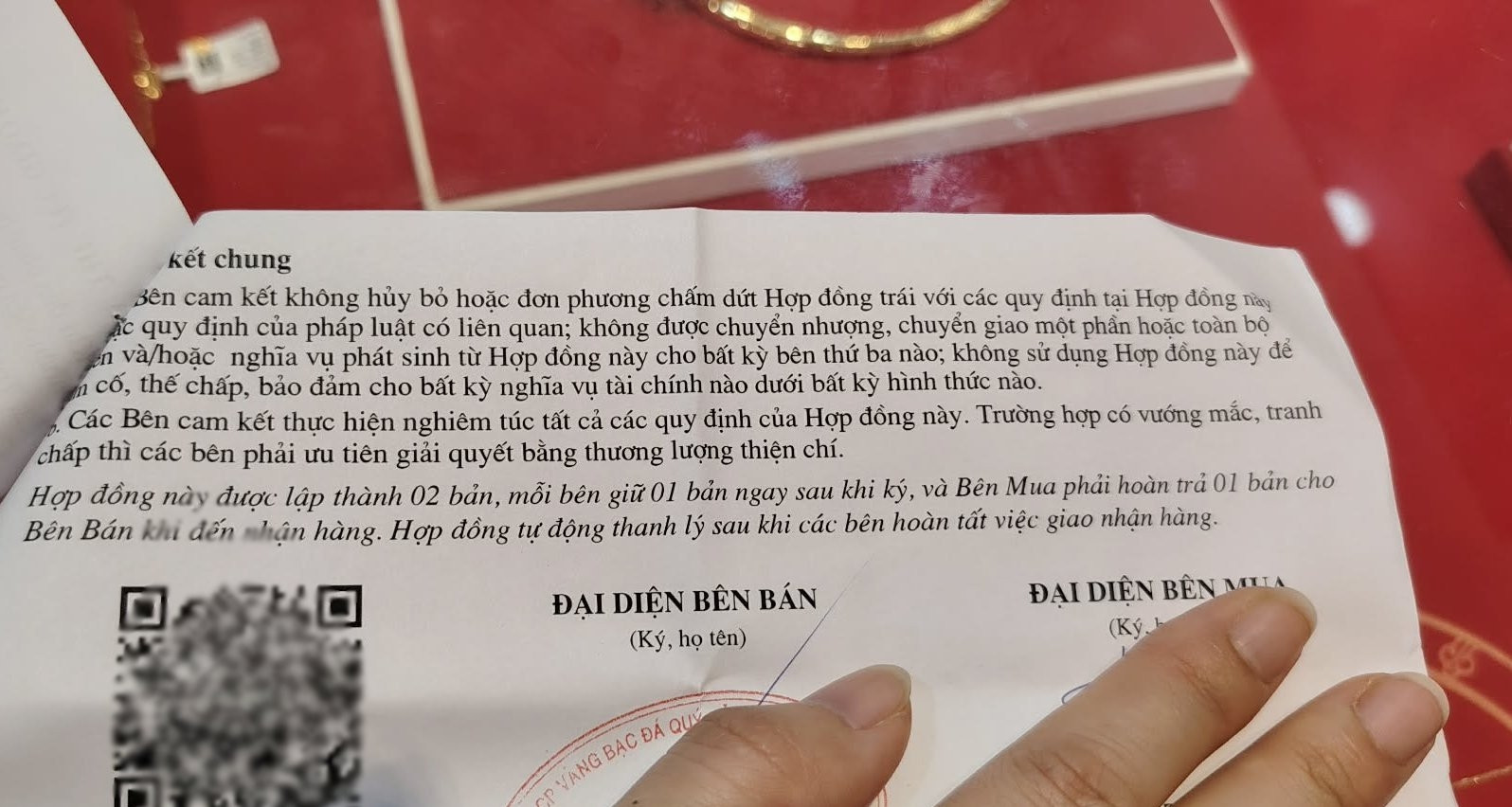 Khách mua vàng đang "cầm dao đằng lưỡi" vẫn ham