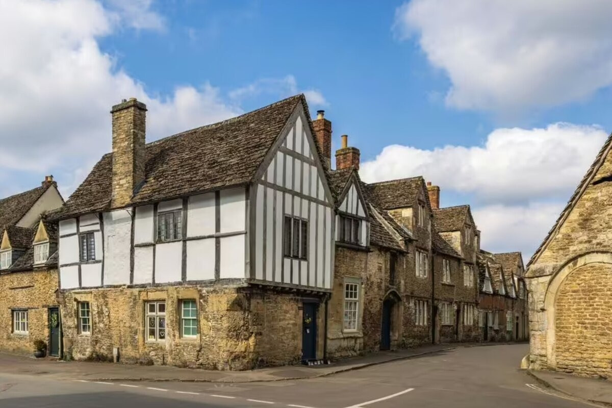 Ngôi làng 800 tuổi đẹp như tranh vẽ, là bối cảnh phim Harry Potter