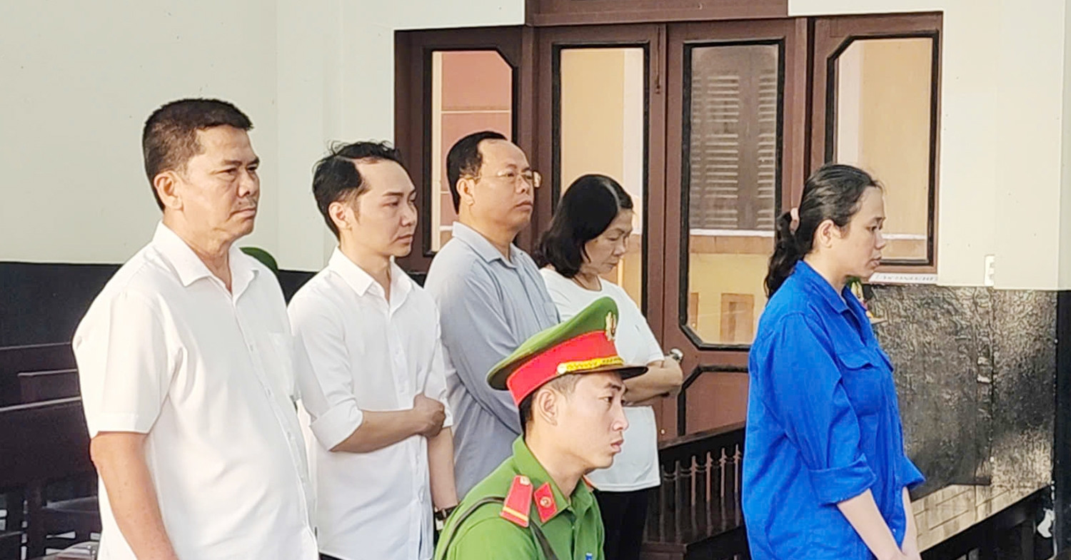 Nữ kế toán &amp;apos;qua mặt&amp;apos; lãnh đạo, chiếm đoạt 2,1 tỷ đồng