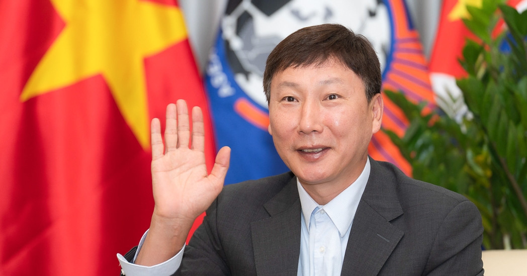 Tuyển Việt Nam: Cần HLV Kim Sang Sik tỉnh táo