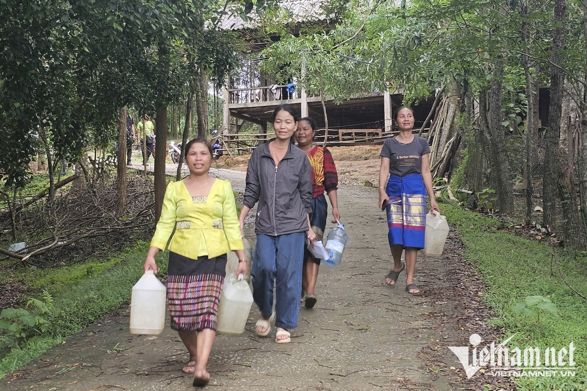 W-giam ngheo thong tin Quang Tri.jpg