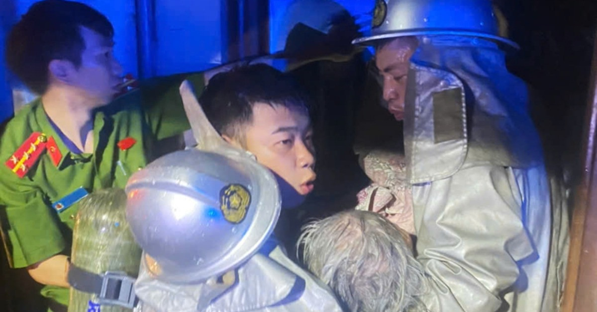Hà Nội: Cháy nhà có 2 người mắc kẹt bên trong lúc rạng sáng