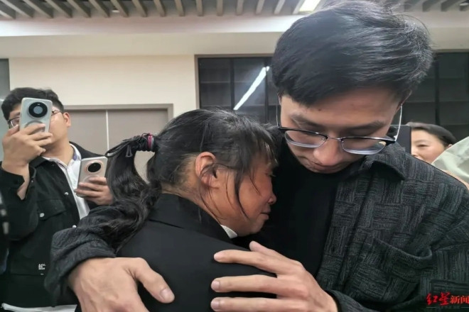 33 năm mới tìm được con, bố liệt giường xúc động bỗng đi lại được