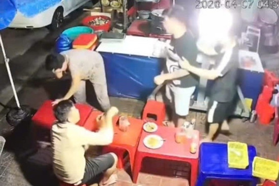 Bản tin trưa 8/4: Người phụ nữ 60 tuổi bị hành hung tại quán ăn ở Gia Lai