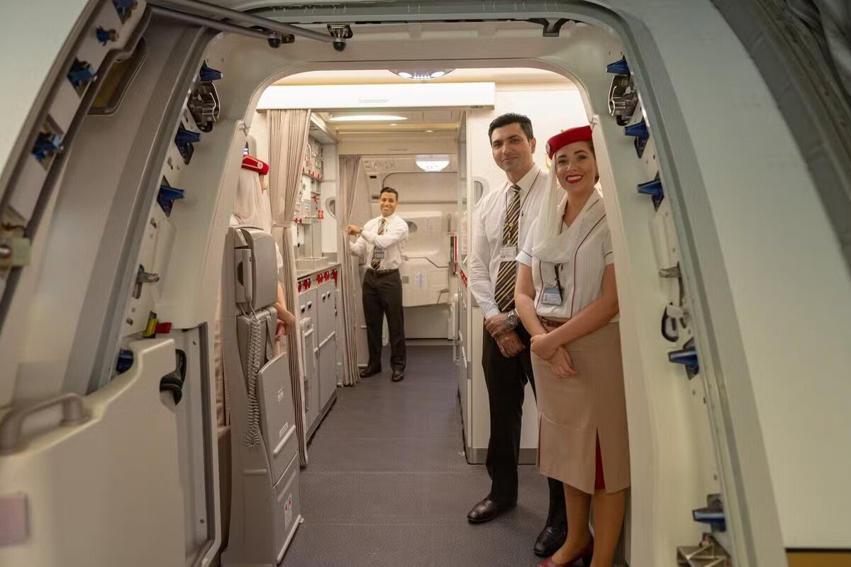 Bí mật sau việc cúi chào của tiếp viên ở cửa máy bay, nhiều người không biết