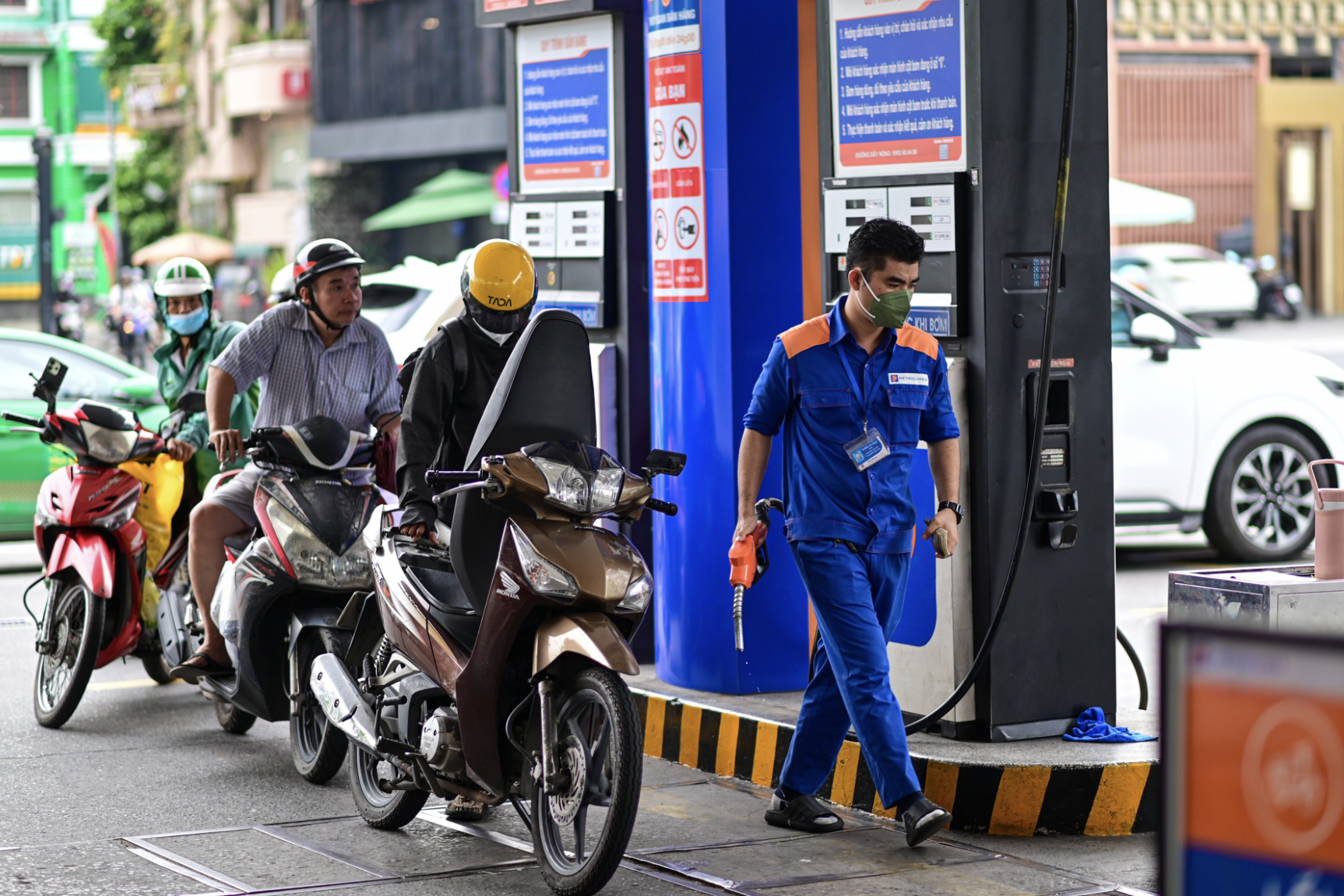 Bộ Công Thương thông tin rõ lý do giá xăng dầu giảm mạnh