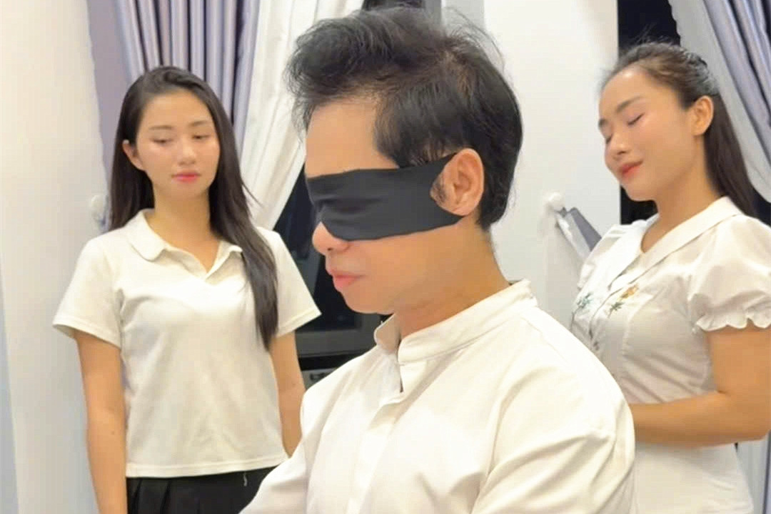 Ca sĩ Ngọc Sơn gây sốt khi bịt mắt đánh đàn điệu nghệ cho 2 á quân hát