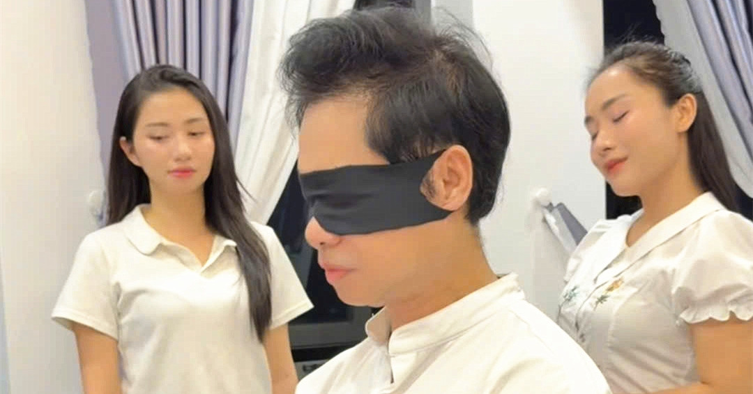 Ca sĩ Ngọc Sơn gây sốt khi bịt mắt đánh đàn, điều nghề cho 2 á quân hát